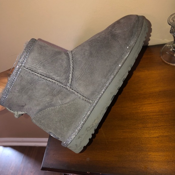 Grey sequence uggs ! - Picture 2 of 5